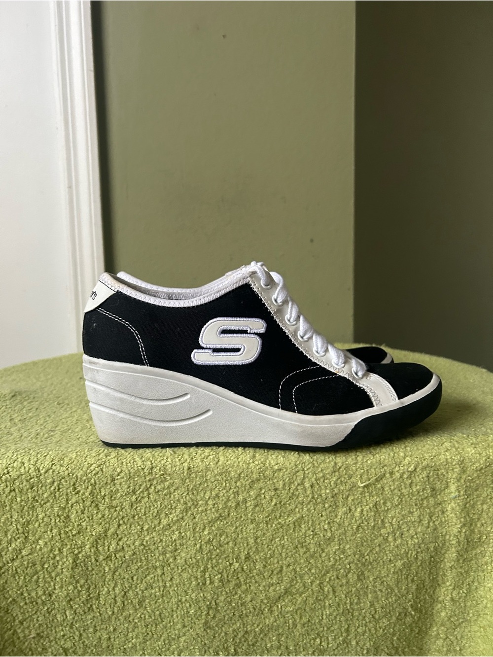 Skechers Black and White Wedge Lace-Up Sneaker Sz 7.5